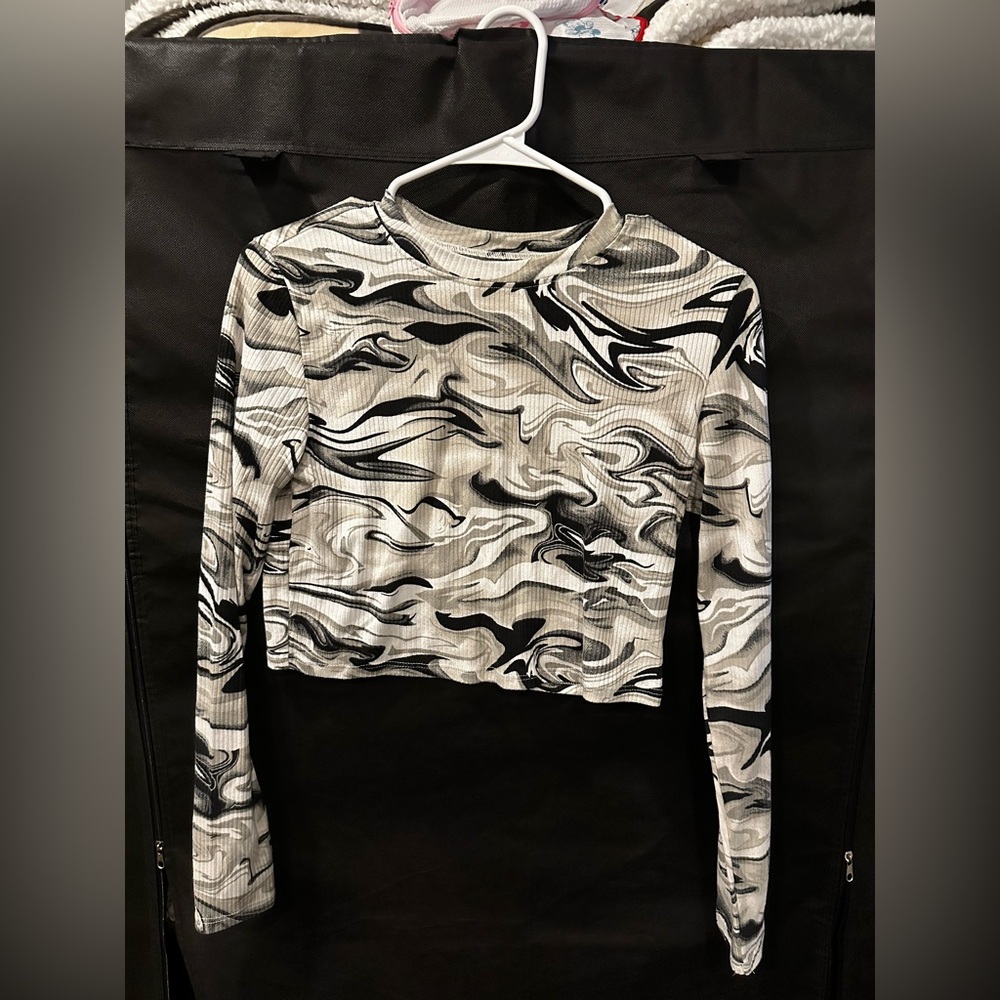 Cherokee Black and White Patterned Long Sleeve Top